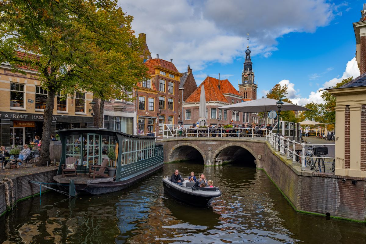 Bootje varen bij de gewelfde stenen brug in Alkmaar